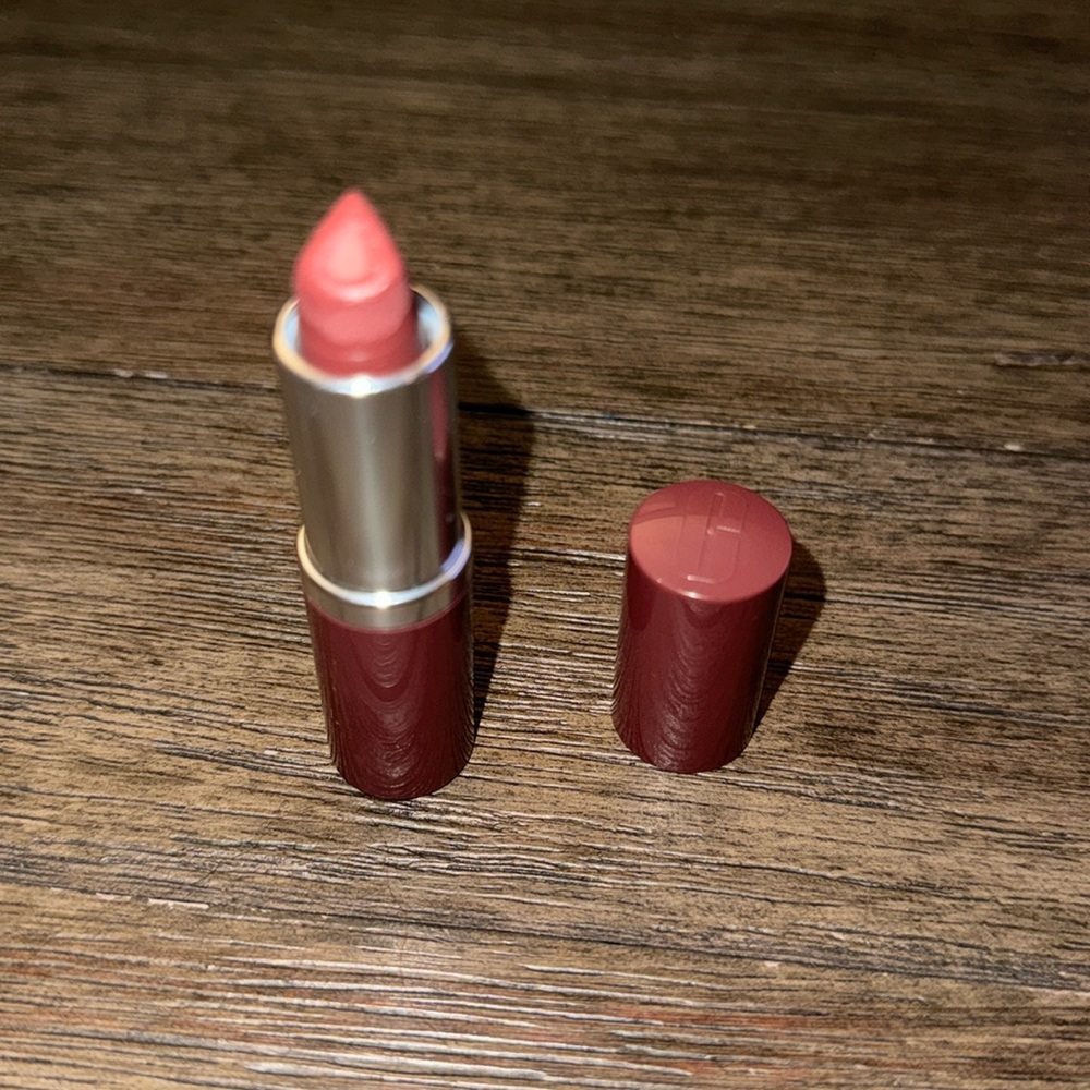 Clinique Dramatically Different Lipstick. 50 A Different Grape.  NEW Never Used.